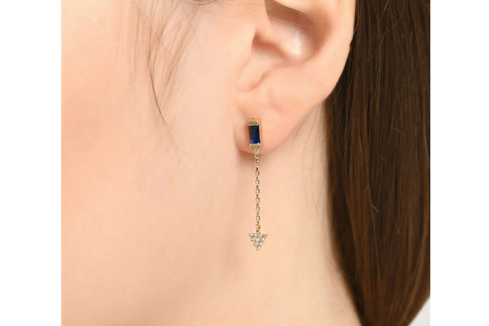 Quyumcu - 14 Ayar Altın Mavi Taşlı Sallantılı Ok Tek Küpe - Tek Küpe