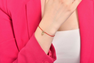 Quyumcu - 14K Gold Red Cord Bracelet with Clover Quyumcu - 14K Gold Red Cord Bracelet with Clover